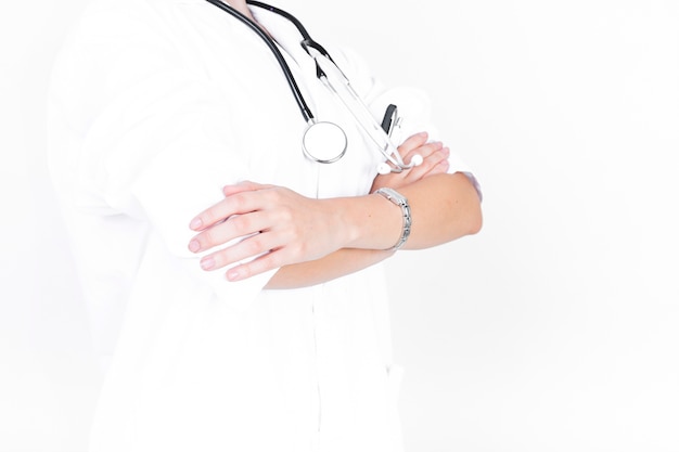 Vista de la sección media de un médico con las manos juntas