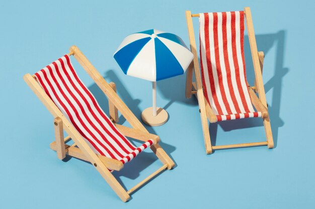 Vista de sillas de playa de verano con sombrilla
