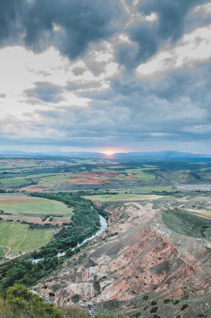 Vista sobre el campo en un día nublado