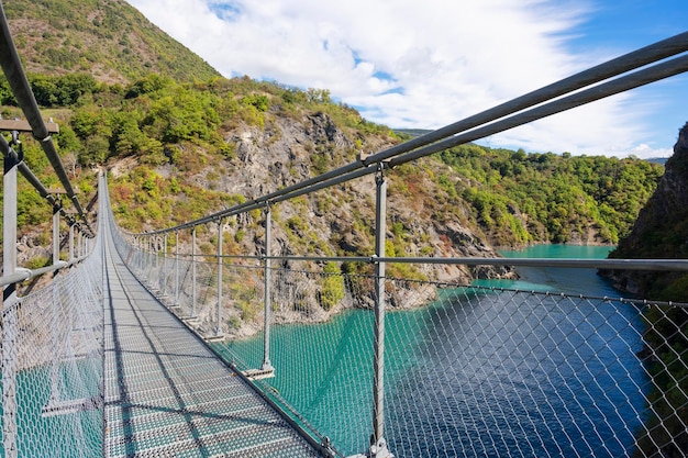 Foto gratuita vista sobre la pasarela del himalaya que cruza el drac cerca del lago monteynard