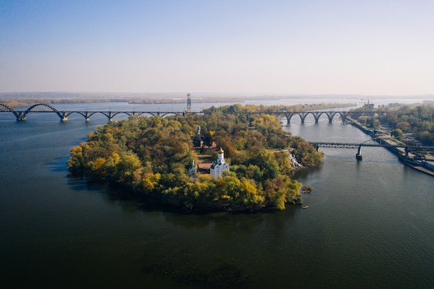 Vista sobre el río Dnieper en Kiev. Vista aérea de aviones no tripulados.