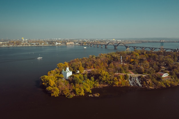 Vista sobre el río Dnieper en Kiev. Vista aérea de aviones no tripulados.