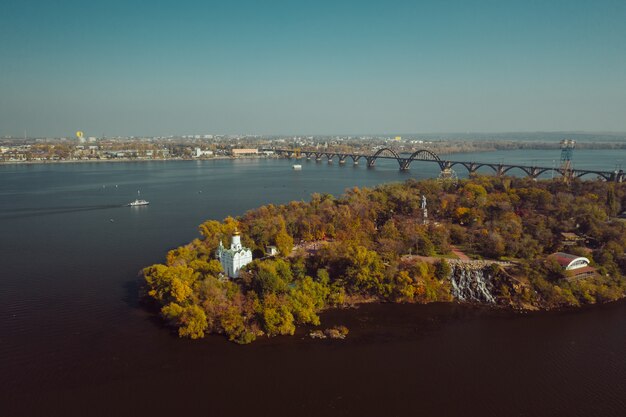 Vista sobre el río Dnieper en Kiev. Vista aérea de aviones no tripulados.