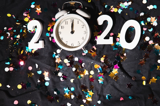 Foto gratuita vista superior 2020 año nuevo cartel con reloj