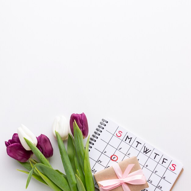 Vista superior 8 de marzo letras con tulipanes y calendario