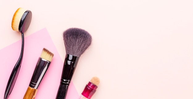 Vista superior de accesorios de maquillaje con espacio de copia