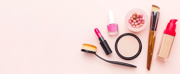 Vista superior de accesorios de maquillaje con espacio de copia