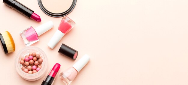 Vista superior de accesorios de maquillaje con espacio de copia