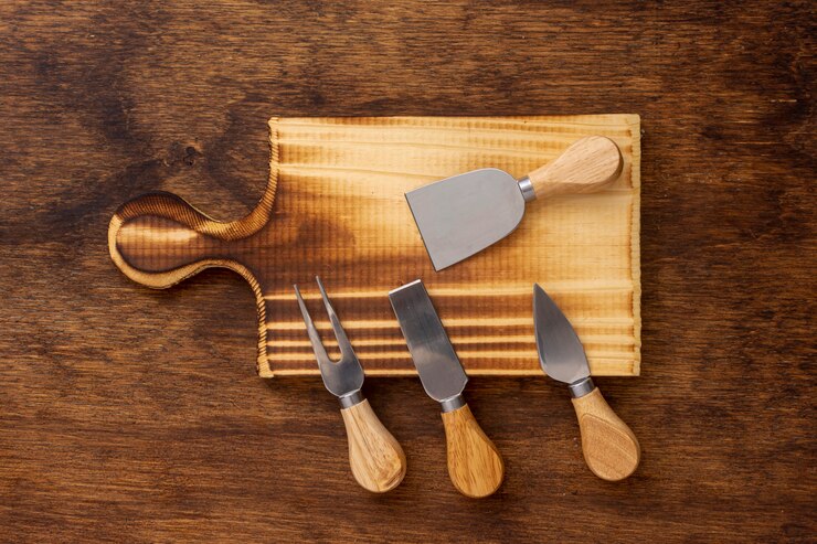 Vista superior de accesorios de queso sobre una mesa
