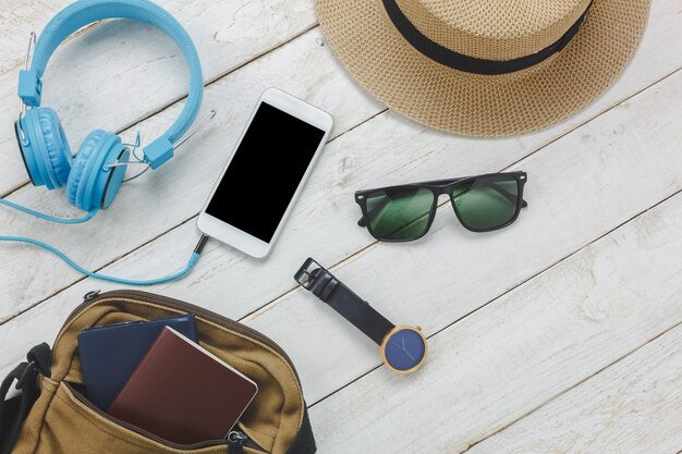 Vista superior de accesorios para viajar concept.White lista de teléfonos móviles