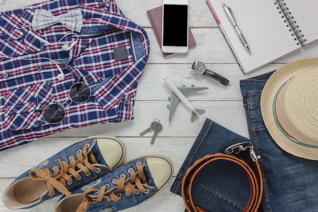 Foto gratuita vista superior de los accesorios para viajar con el concepto de ropa hombre. camisa,