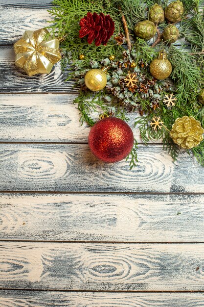 Vista superior adornos navideños regalos dulces ramas de abeto sobre fondo de madera espacio libre