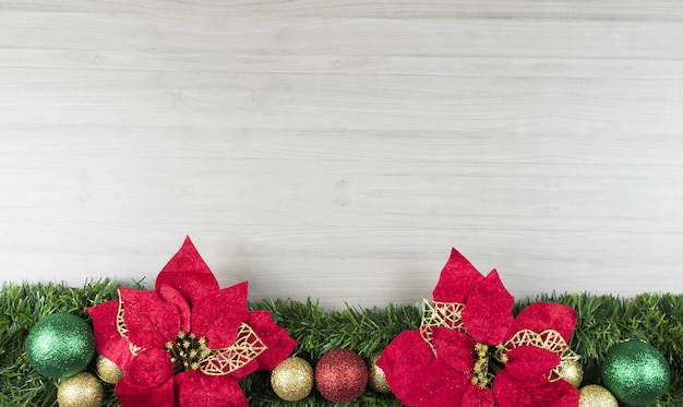 Vista superior de adornos navideños en tablero de madera