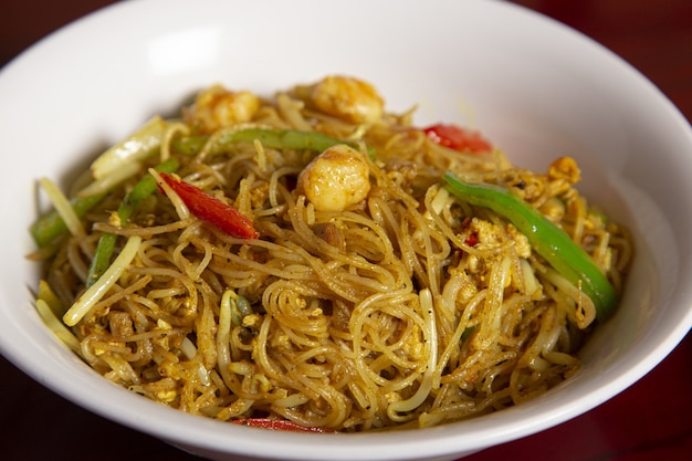 Foto gratuita vista superior aérea de un plato de fideos al curry sobre una superficie de madera