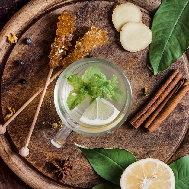 Foto gratuita vista superior de agua con limón y menta