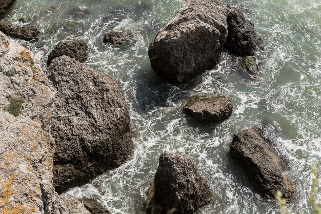 Vista superior de agua limpia y rocas