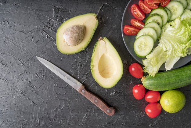 Vista superior de aguacate orgánico con ensalada fresca