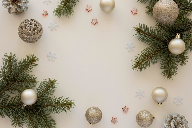 Vista superior de agujas de pino natural y globos navideños.
