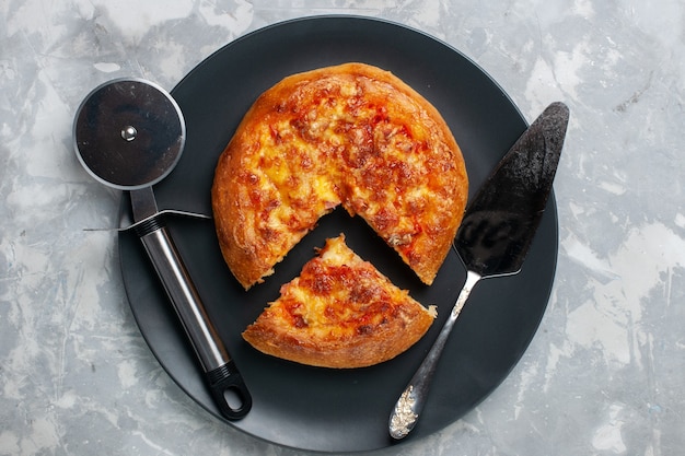 Vista superior al horno deliciosa pizza en rodajas dentro de la placa en blanco