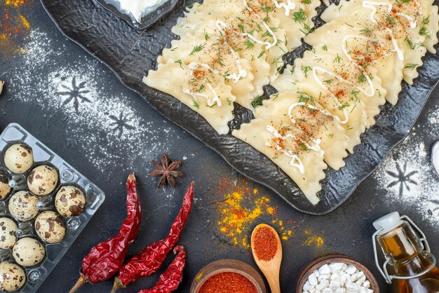 Vista superior de albóndigas de carne cocida con diferentes ingredientes en el fondo oscuro plato de verduras cocinando comida color masa cena pimienta