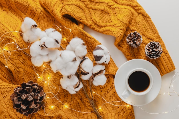 Foto gratuita vista superior de algodón en jersey con taza de café