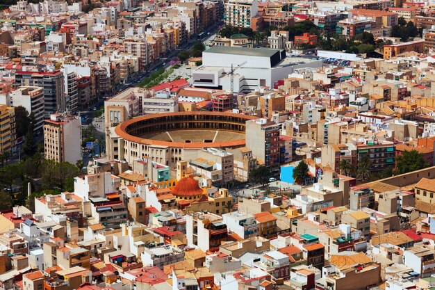 Vista superior de Alicante con arena