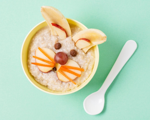 Foto gratuita vista superior de alimentos para bebés con rodajas de manzana