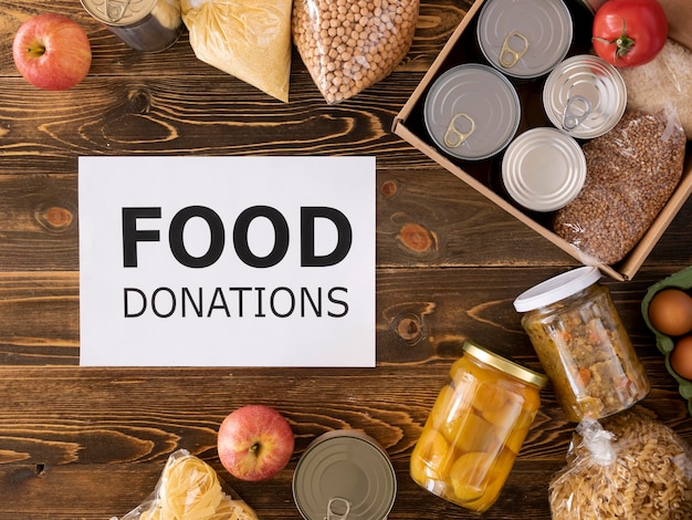Vista superior de alimentos para donación en caja.