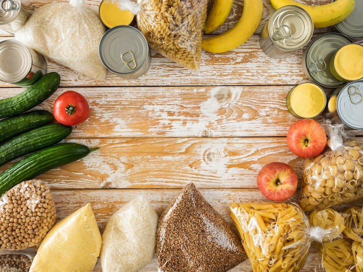 Foto gratuito vista superior de alimentos para donación con espacio de copia