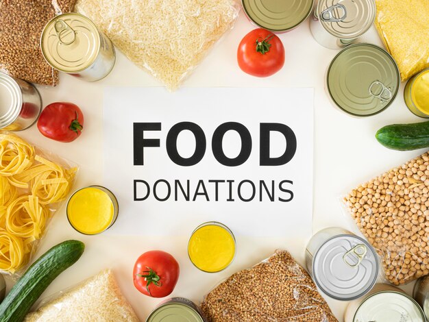 Vista superior de alimentos para donación.