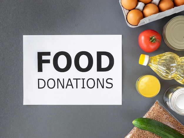 Vista superior de alimentos frescos para donación.