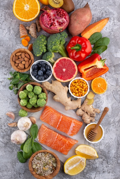 Vista superior de alimentos que aumentan la inmunidad con verduras y pescado