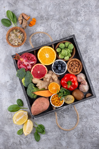 Foto gratuita vista superior de alimentos que aumentan la inmunidad con verduras y pescado