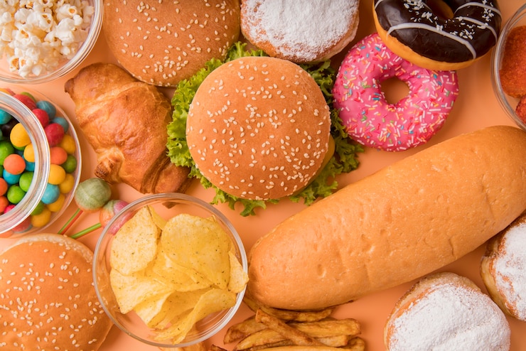 Foto gratuito vista superior de alimentos y refrigerios poco saludables
