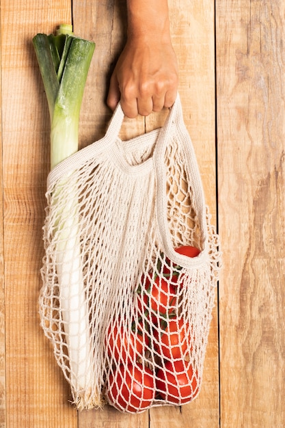 Vista superior de alimentos saludables en bolsa ecológica