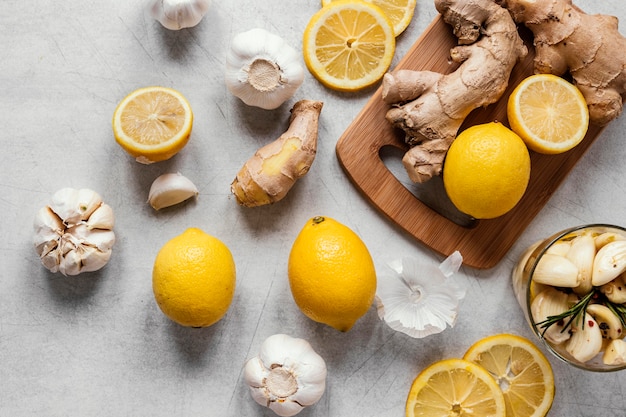 Foto gratuita vista superior de alimentos saludables para una composición que estimula la inmunidad.