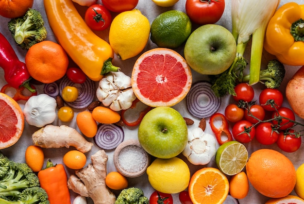 Vista superior de alimentos saludables para una composición que estimula la inmunidad.