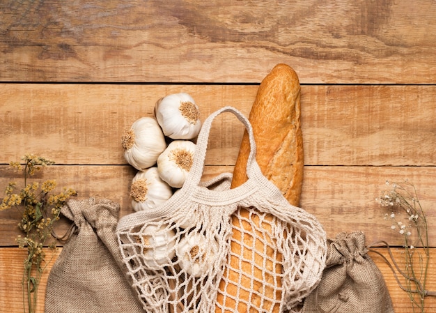 Vista superior de alimentos saludables y semillas sobre fondo de madera