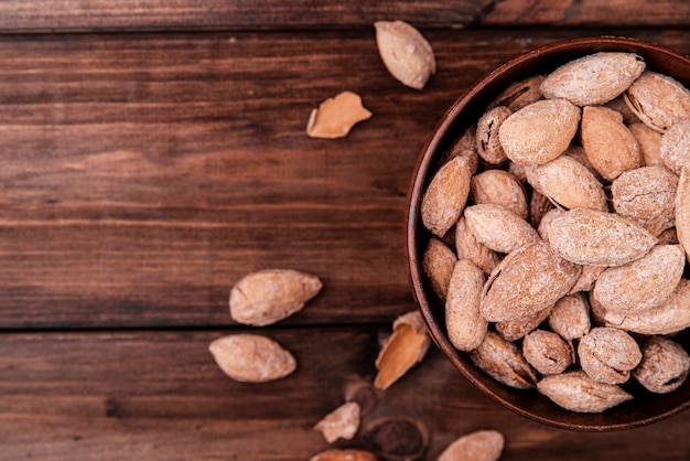 Foto gratuita vista superior de almendras en un tazón