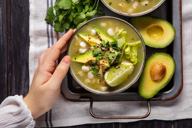 Foto gratuita vista superior del apetitoso tazón de pozole