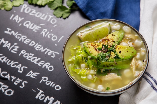 Foto gratuita vista superior del apetitoso tazón de pozole