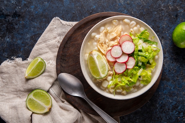 Foto gratuita vista superior del apetitoso tazón de pozole