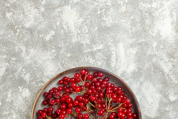 Vista superior arándanos rojos frutos suaves sobre fondo blanco.