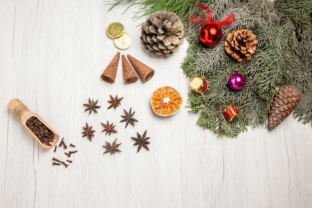 Vista superior del árbol de navidad con conos y juguetes en el espacio en blanco