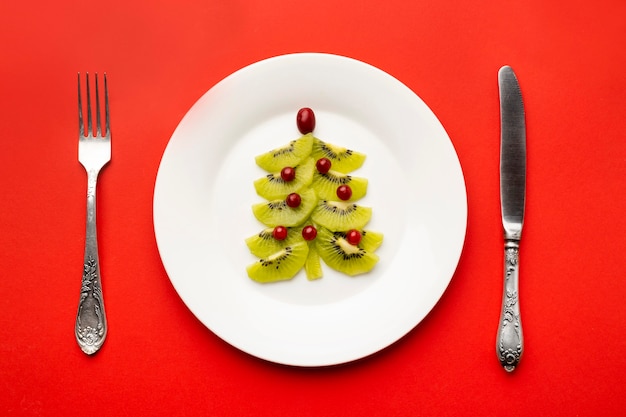 Vista superior del árbol de navidad hecho con diferentes ingredientes.