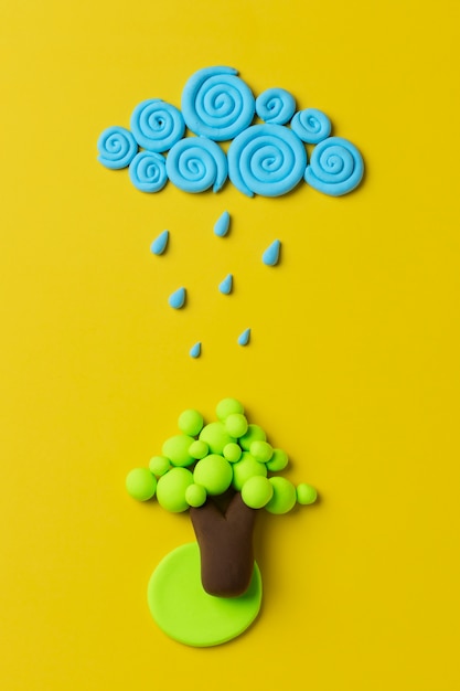 Vista superior del árbol de plastilina con nube lloviendo