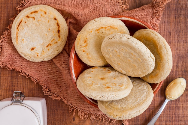 Vista superior de arepas en un tazón