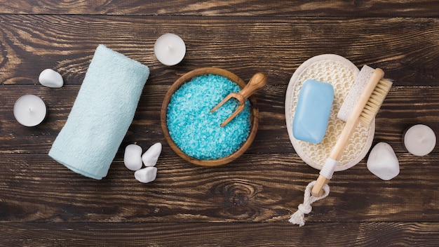 Vista superior aromaterapia sal y toalla spa