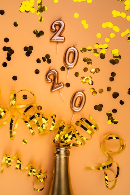 Vista superior del arreglo de 2020 dígitos y cintas de año nuevo