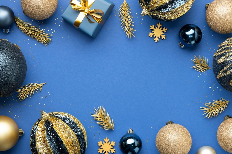 Foto gratuito vista superior arreglo de adornos navideños festivos con espacio de copia